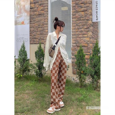 Quần jean ống suông rộng màu sắc sô cô la