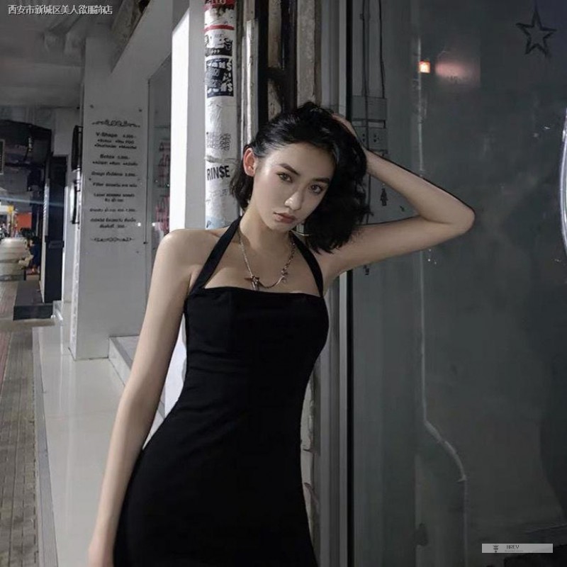 Đầm Yếm Dáng Dài 21Inch Hở Lưng Quyến Rũ 